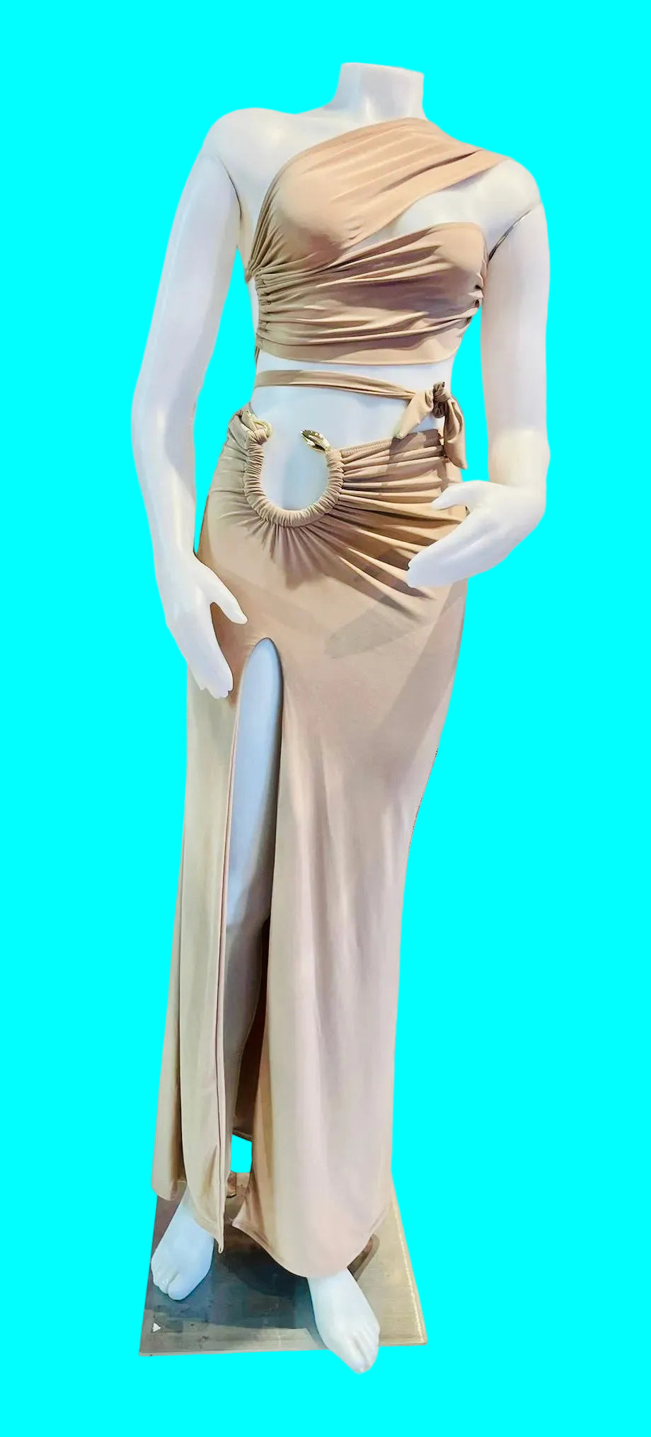 BEIGE.SET  TOP ASIMETRICO FALDA LARGA ACCESORIO SERPIENTE. SNAKE DRESS